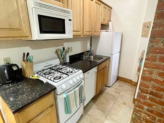 3rd image of 294 W 92nd St