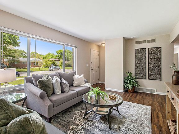 5th image of 636 Louise Dr