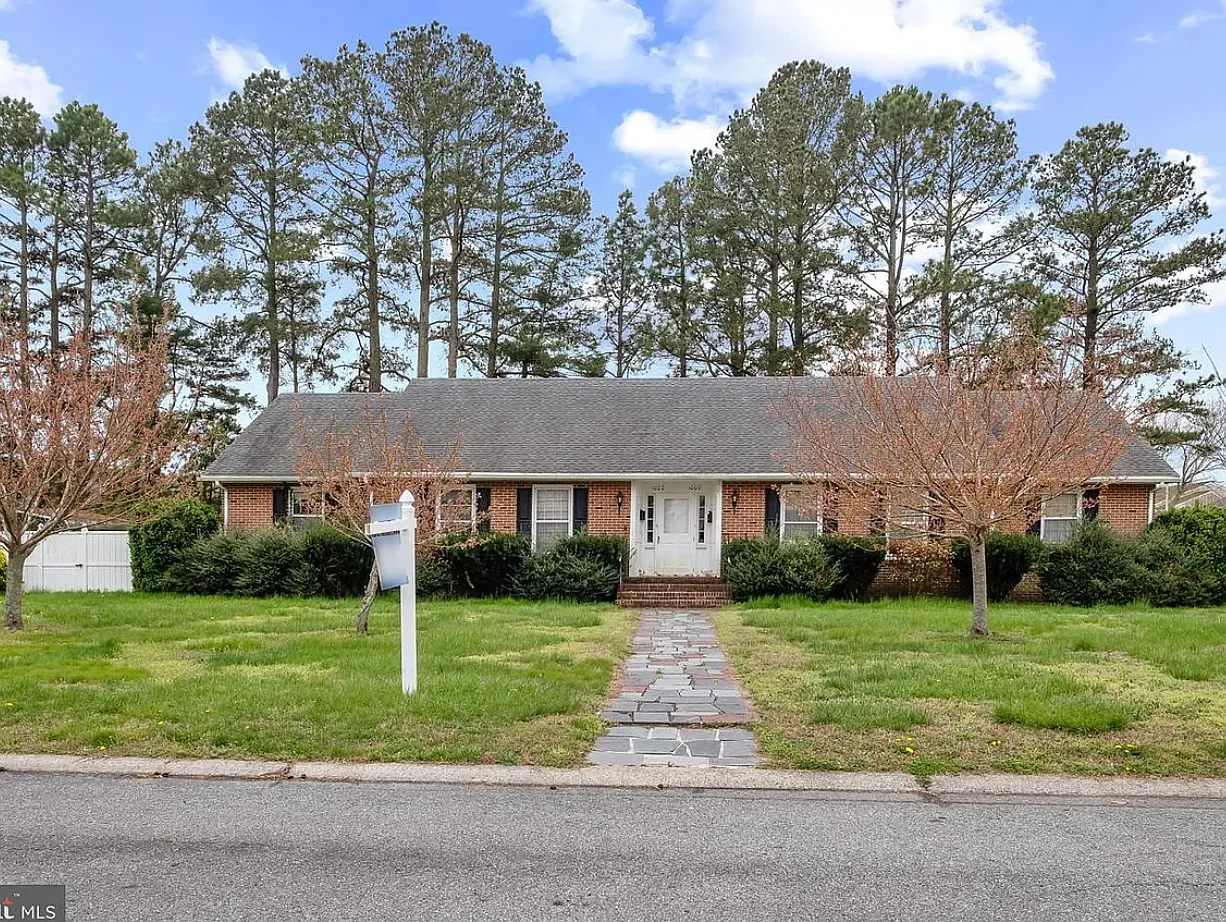 3 bed, $1,875 — Photo 1