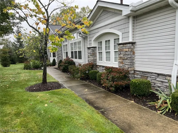 270 Blossom Ln #64, Chagrin Falls, OH 44022