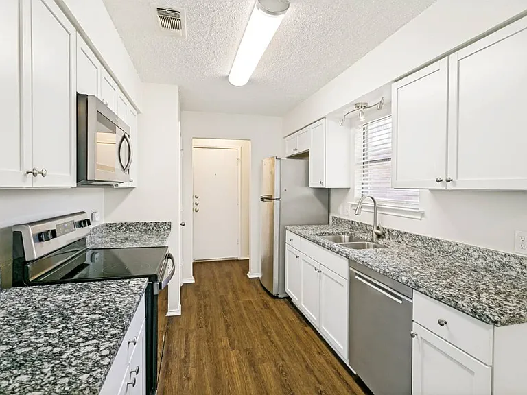 536 Clover Dr — Photo 4