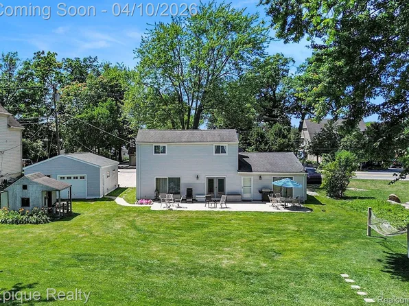 1990 Watkins Lake Rd, Waterford, MI 48328