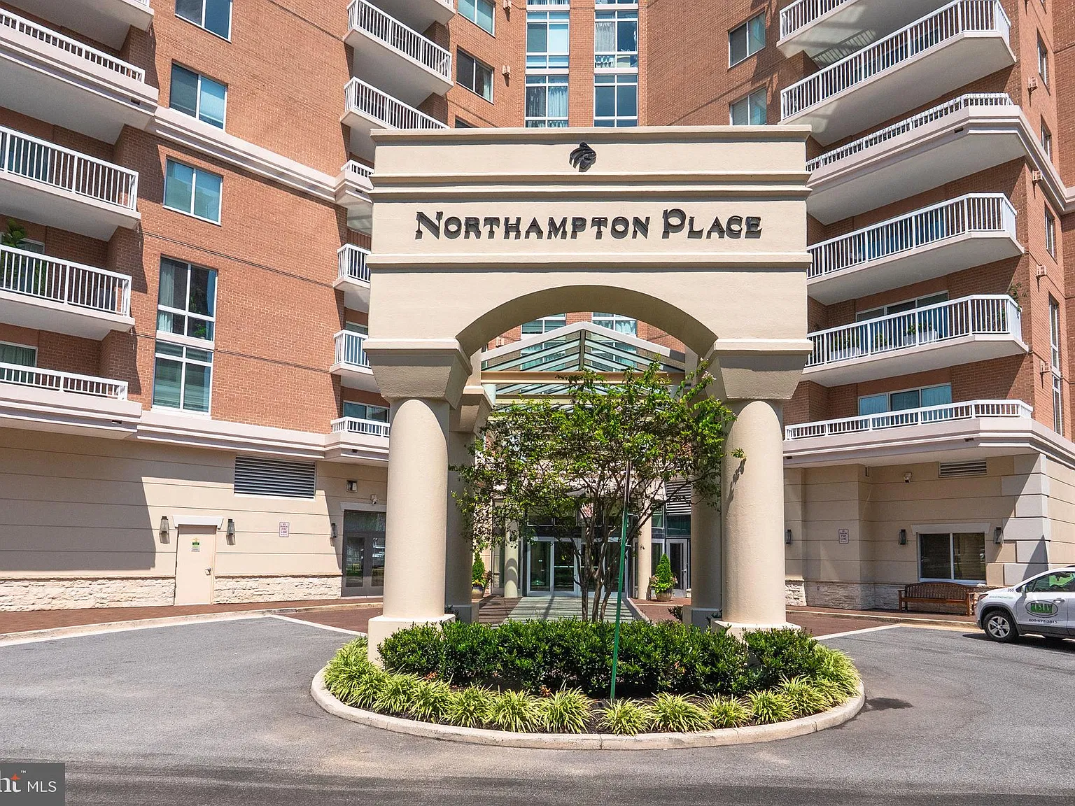 1 bed, 715 sqft, $2,200 — Photo 2