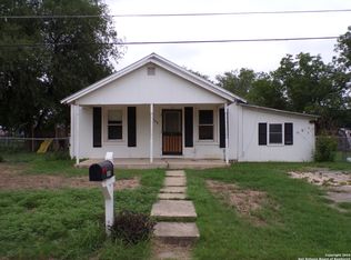 108 W Knippa St, Uvalde, TX 78801