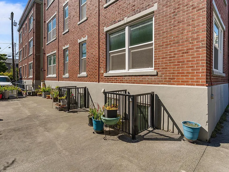 905 NE 43rd St #111 — Photo 22