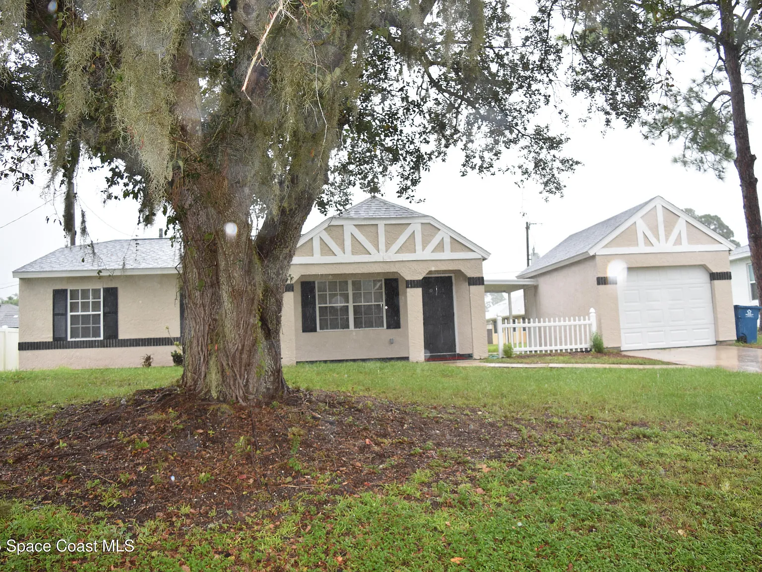 3 bed, 2.0 bath, 1064 sqft, $1,900 — Photo 1