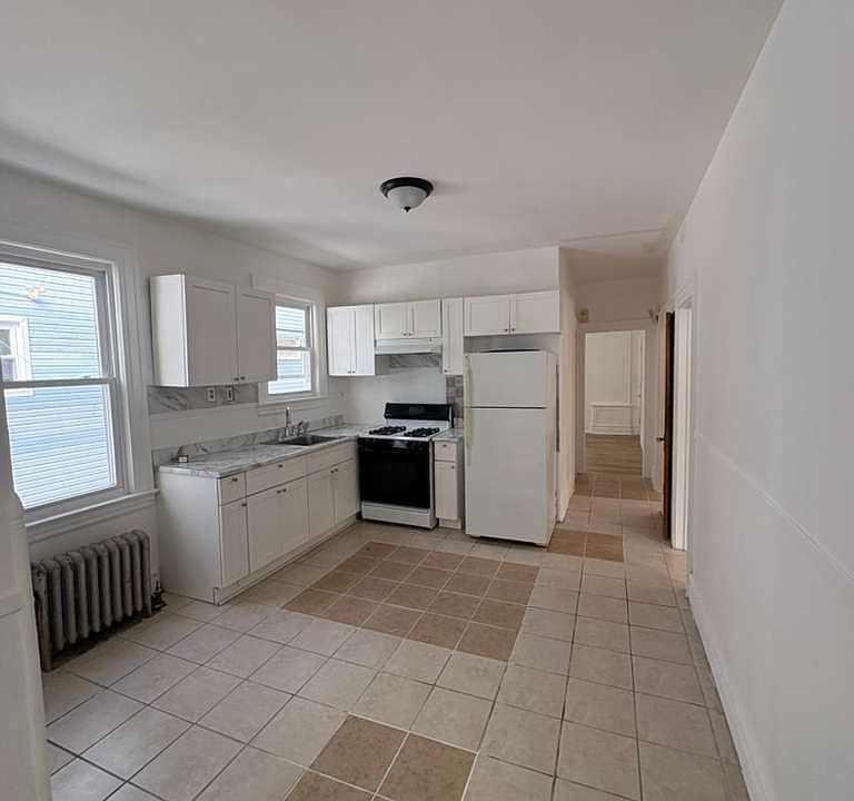 1st image of 17 Rich St Floor 1