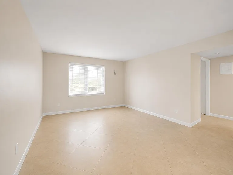 4528 SW 54th St #302-B — Photo 3
