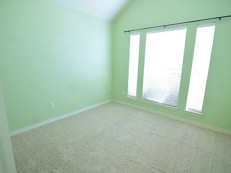 515 Kinney Dr — Photo 5