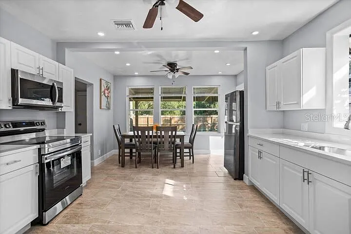 1571 S Myrtle Ave — Photo 2