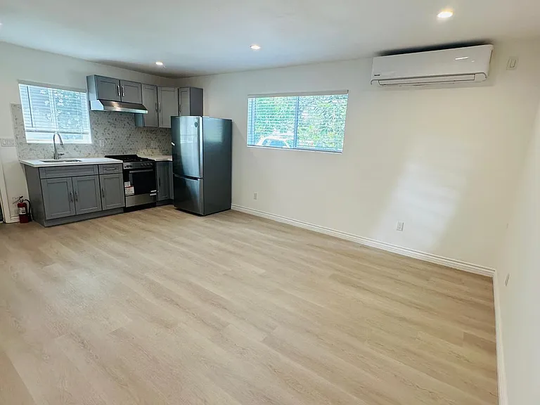 19938 Blythe St — Photo 5