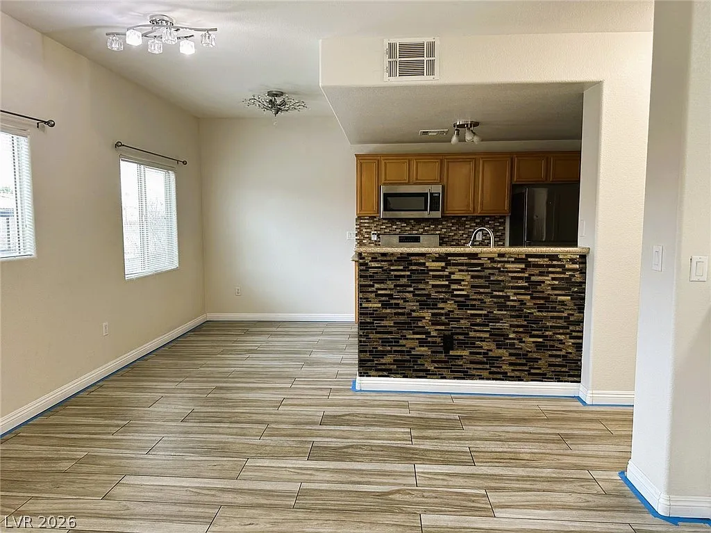 3 bed, 2.0 bath, 1261 sqft, $1,695 — Photo 4