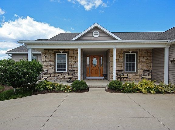 3rd image of 1000 Golfview Dr