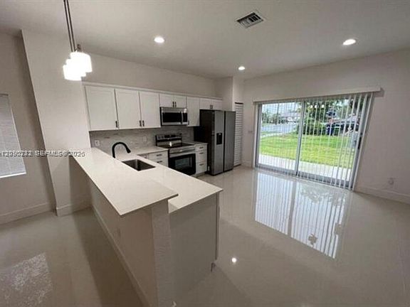 5th image of 216 NW 9th St #216