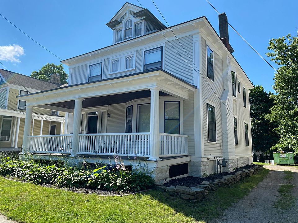 1st image of 826 Wealthy St SE
