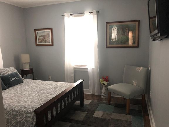 Full bedroom