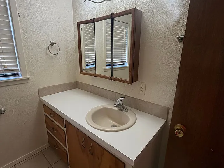 1020 N Oak St — Photo 4