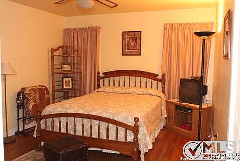 4th image of 138 Hoover Ave