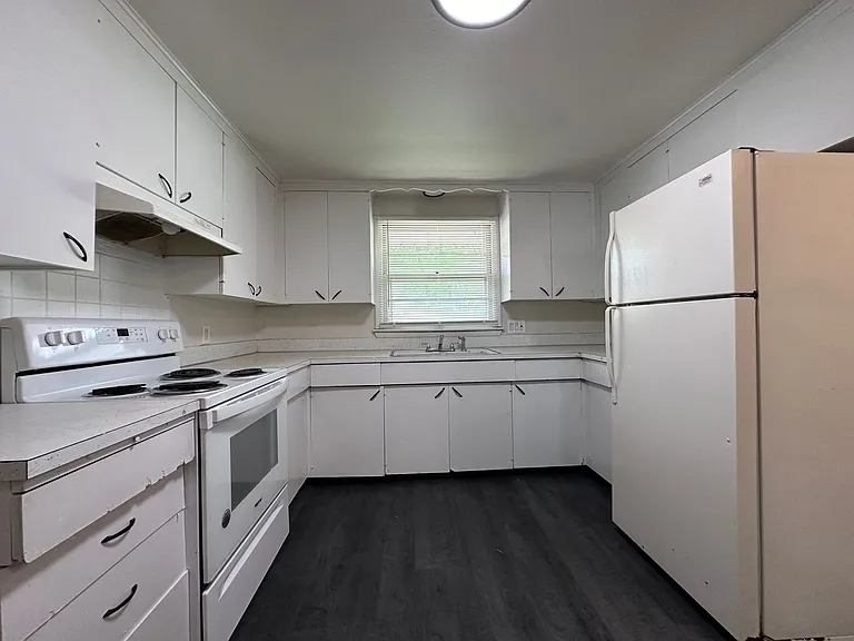 490 Saint Bernard Dr — Photo 8
