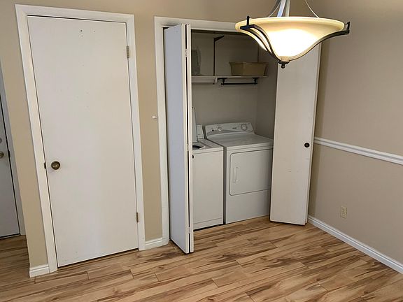 3rd image of 843 Linden Pl