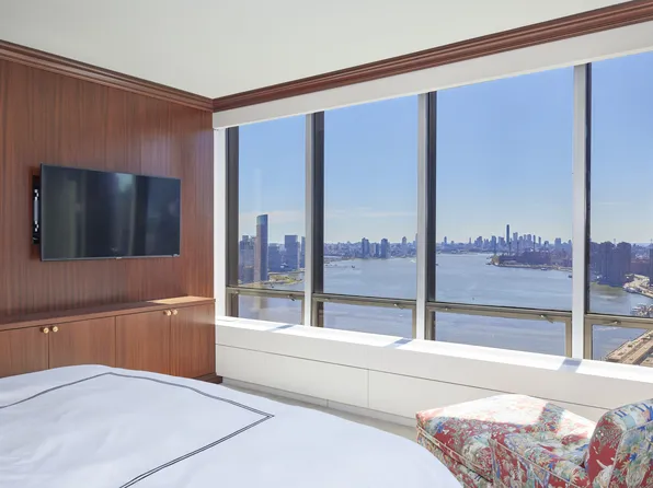 870 United Nations Plaza image 11 of 19