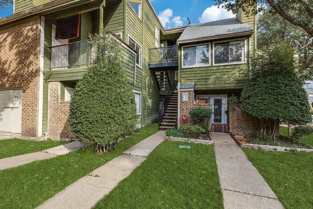Building Photo - 9833 Walnut St #203