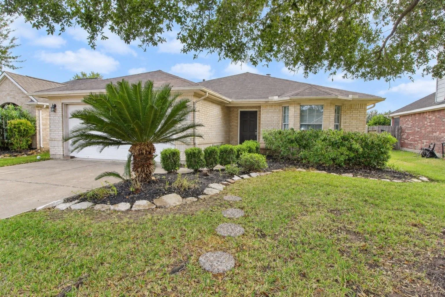 3 bed, 2.0 bath, 1708 sqft, $2,100 — Photo 1