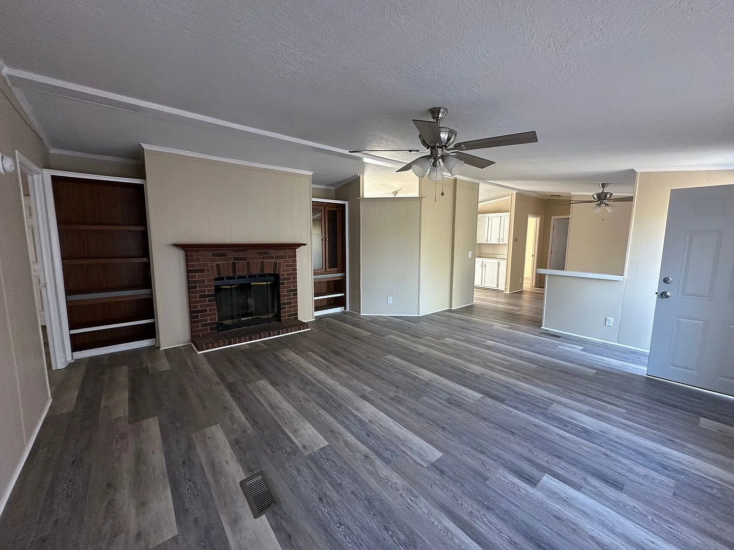 3 Bed 2 Bath Waterfront Property - Now Available — Photo 2