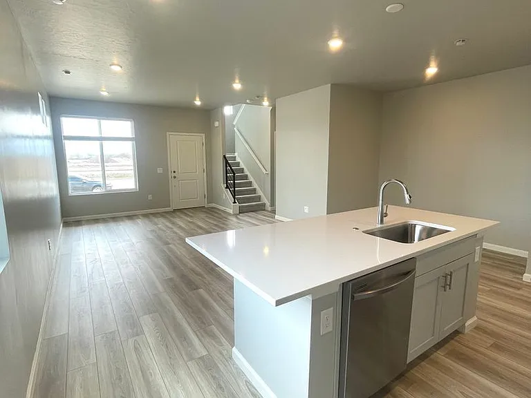 251 N Riverside Dr — Photo 3
