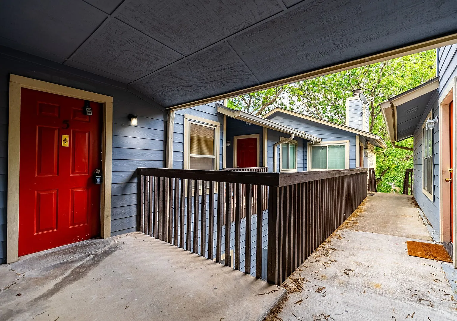 Beautiful 2 Bedrooms, 1.5 BathroomS home in Gateway Condominiums — Photo 2