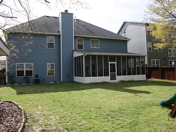 5th image of 318 Strasburg Dr