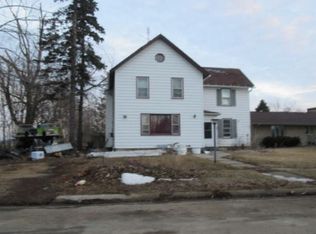 713 Oak St, Lena, IL 61048