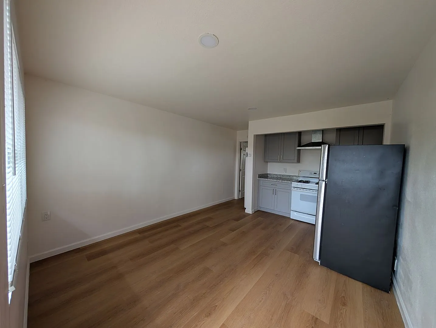 Comfortable one bedroom unit, convenient location to shopping and transportation — Photo 3