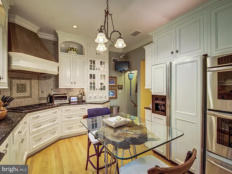 3808 Cathedral Ave NW — Photo 32