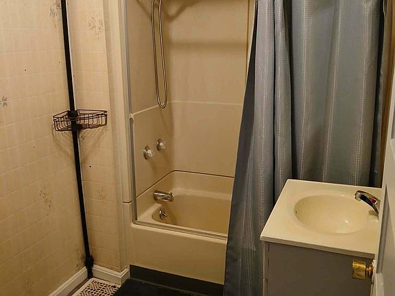 4th image of 312 Carrie St