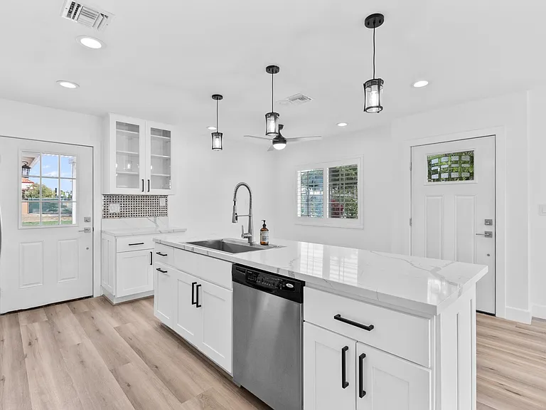 2508 Colonia Ave — Photo 6