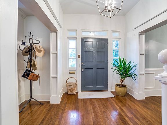 3rd image of 129 E Agarita Ave
