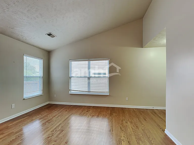 2104 Erin Ln — Photo 5