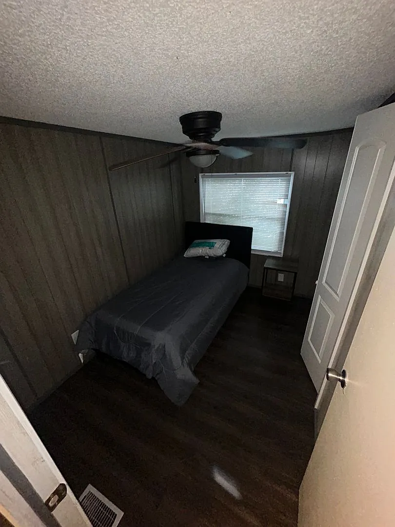 Cozy 2-Bedroom Trailer for Rent Partially Furnished & Pet Friendly — Photo 3