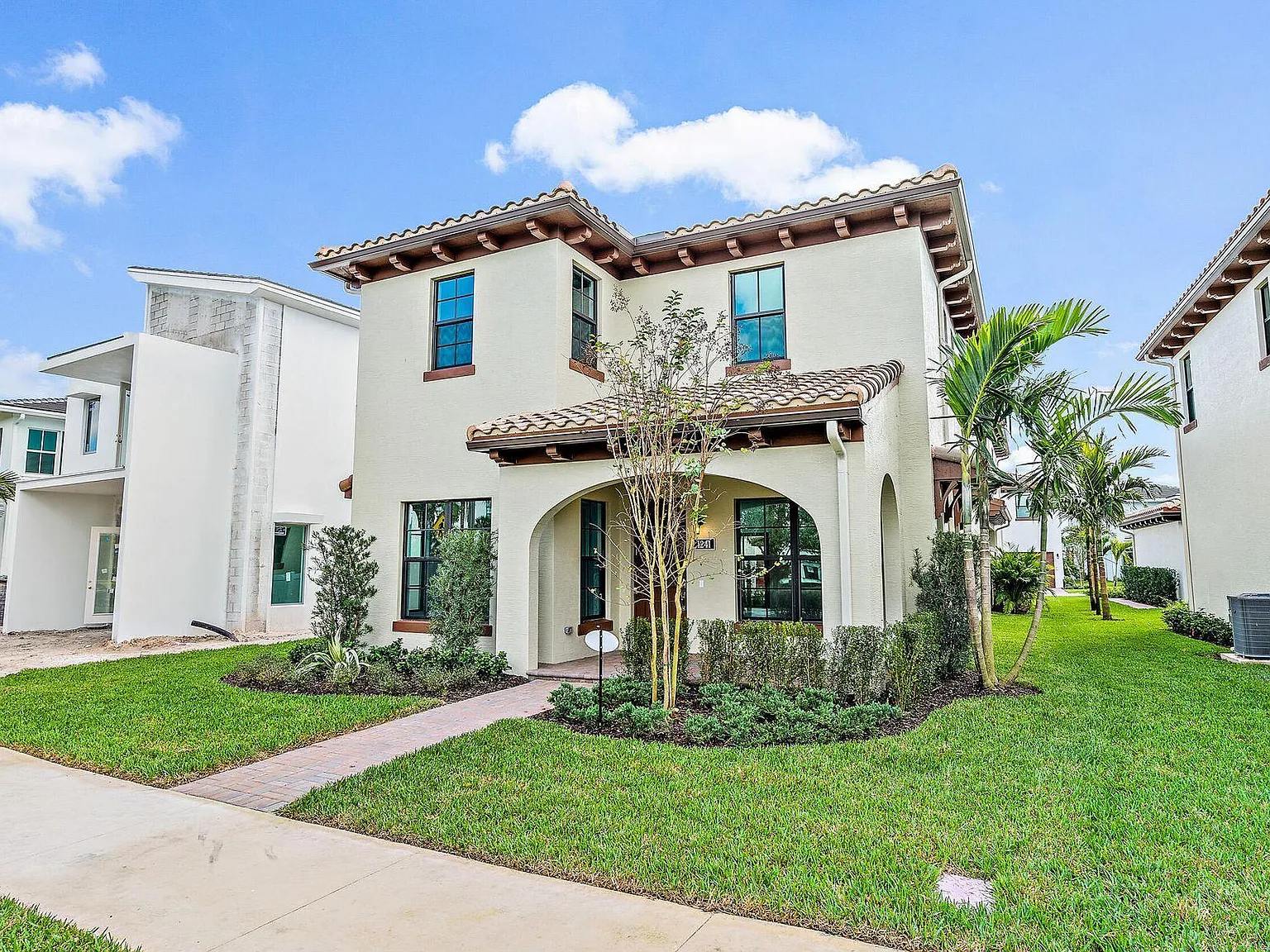 5 bed, 7.0 bath, 3626 sqft, $8,500 — Photo 3