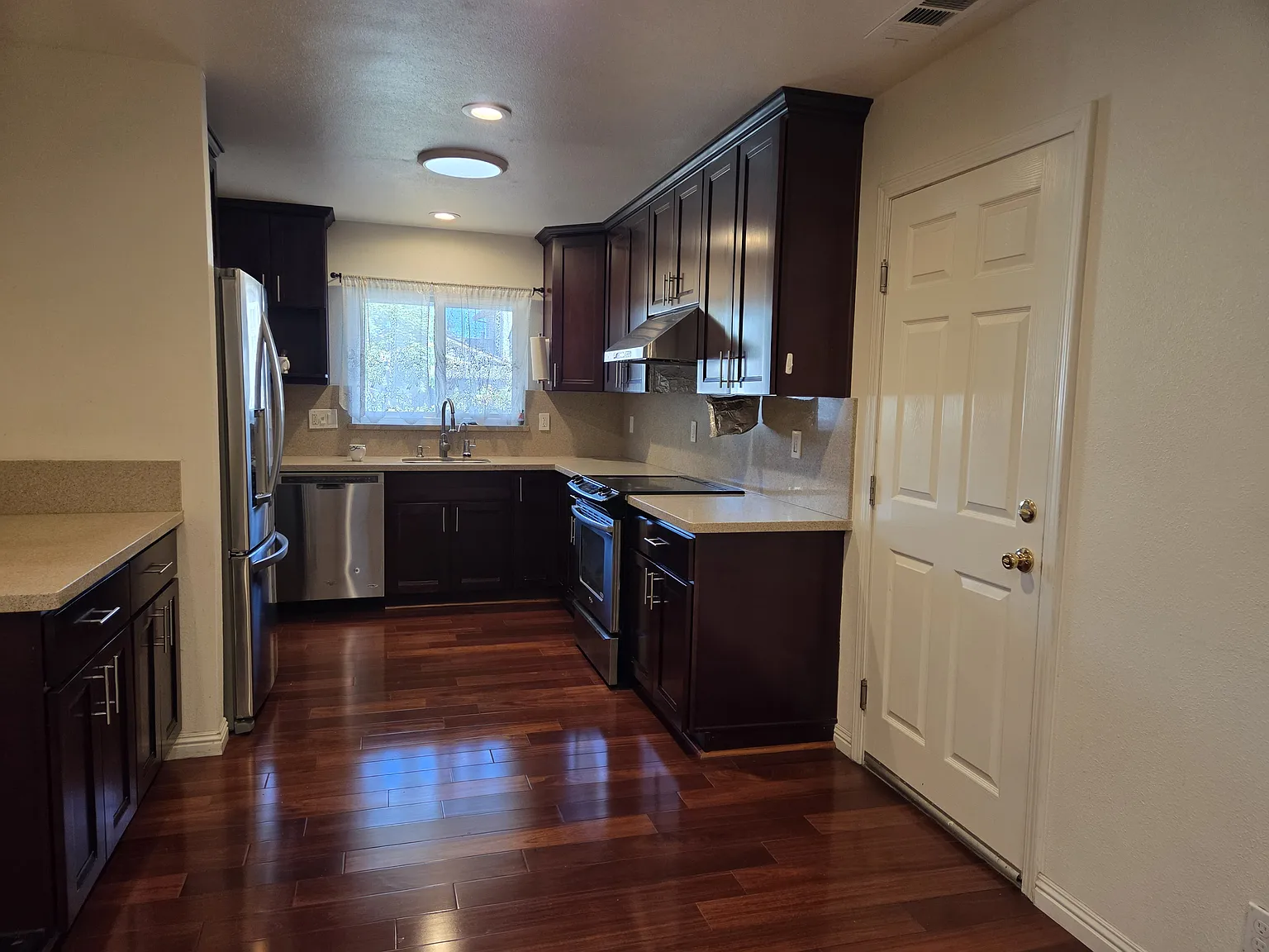 5 bed, 1820 sqft, $5,500 — Photo 3