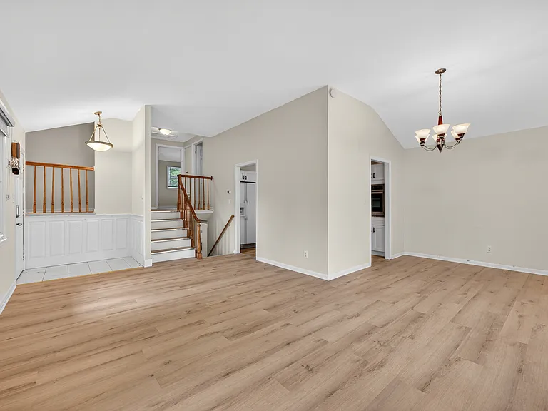 1120 Greenbriar Rd — Photo 2