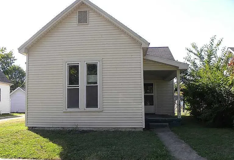 1820 Newton St — Photo 1