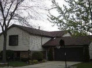 3 Southbury Ct, Streamwood, IL 60107