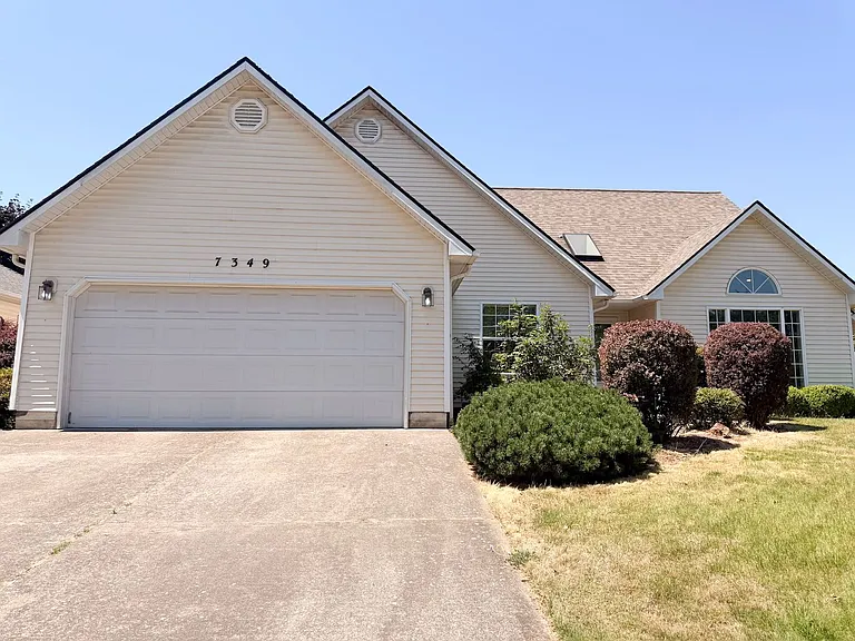 7349 Oneil Rd NE — Photo 1