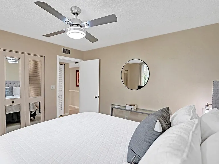 107 Half Moon Cir #H1 — Photo 39