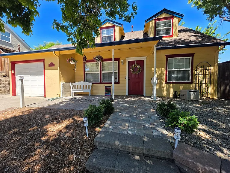 1317 Sherwood Dr — Photo 1