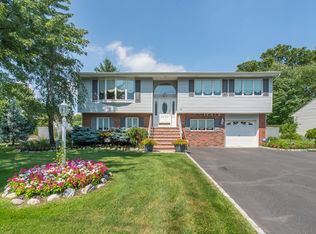 14 Stag Trl, Fairfield, NJ 07004