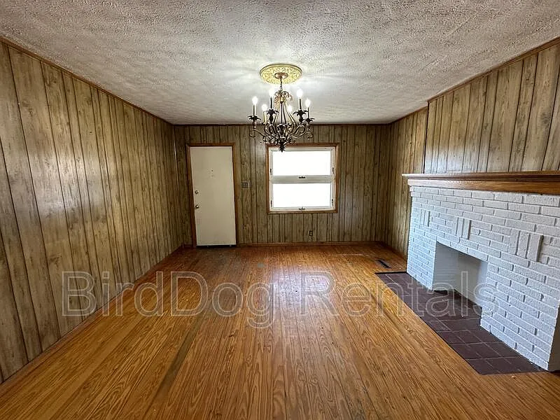3 bed, 1.0 bath, 1200 sqft, $1,200 — Photo 4