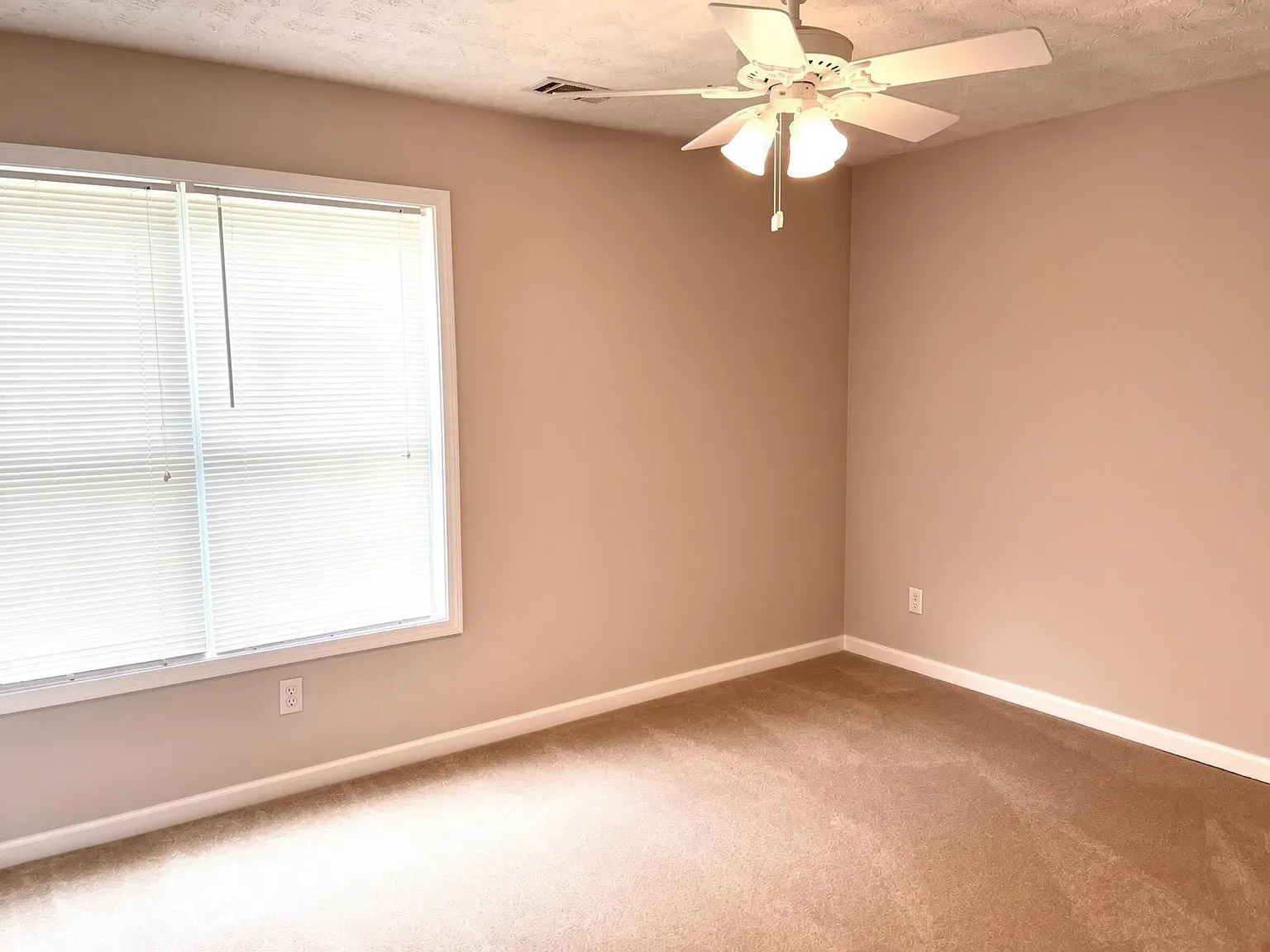 4 bed, 2.5 bath, 2698 sqft, $2,100 — Photo 2